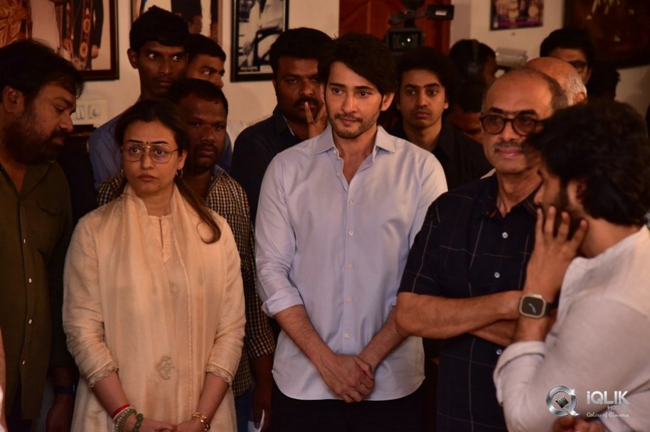 Celebrities-pay-homage-to-superstar-Krishna